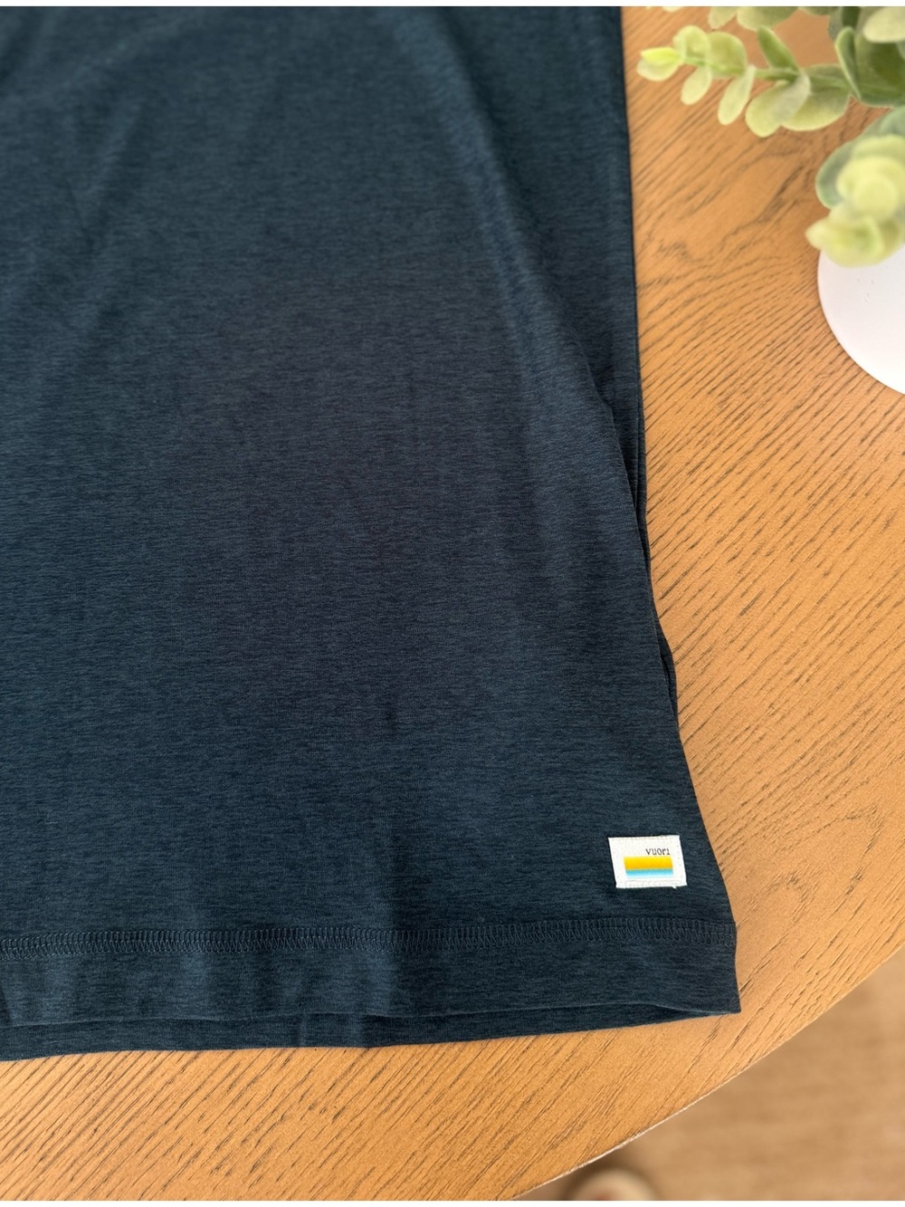 VUORI Strato Tech Tee Navy Heather Performance T Shirt Mens - Picture 4 of 4
